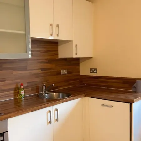 King Bed Just 8 Minutes To Airport Daire