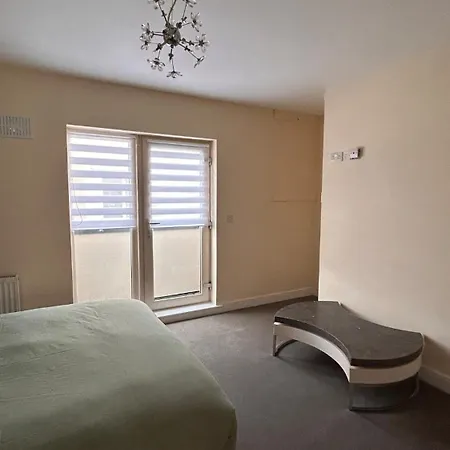 Daire King Bed Just 8 Minutes To Airport Dublin