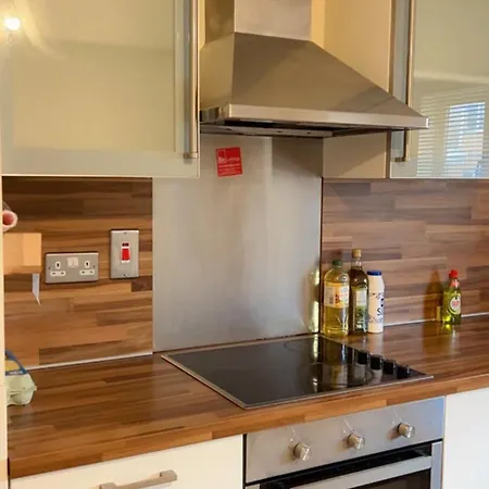King Bed Just 8 Minutes To Airport Daire Dublin