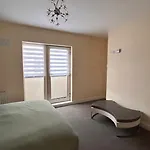 Appartamento King Bed Just 8 Minutes To Airport Dublino