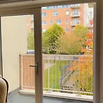 King Bed Just 8 Minutes To Airport Appartamento
