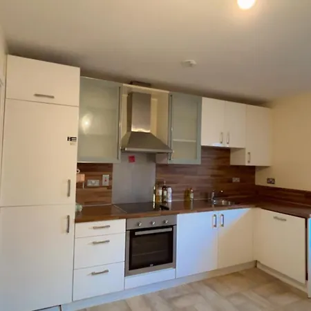 King Bed Just 8 Minutes To Airport