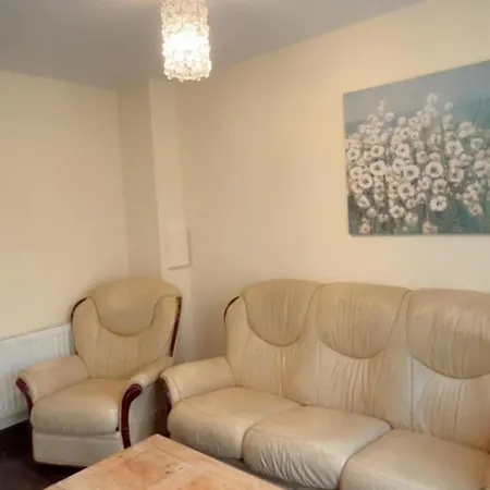 King Bed Just 8 Minutes To Airport Apartment