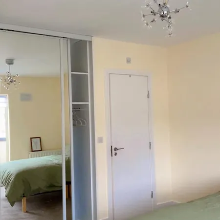 Apartment King Bed Just 8 Minutes To Airport *