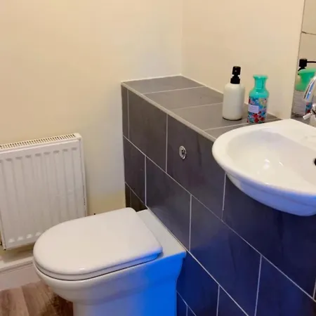 King Bed Just 8 Minutes To Airport Apartment *