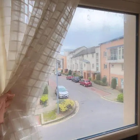 King Bed Just 8 Minutes To Airport