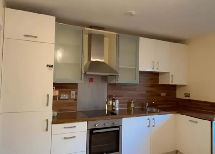 King Bed Just 8 Minutes To Airport