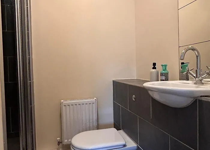 King Bed Just 8 Minutes To Airport *