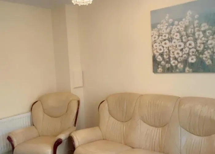 King Bed Just 8 Minutes To Airport Lejlighed