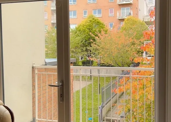 King Bed Just 8 Minutes To Airport Lejlighed