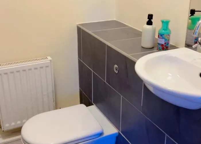 King Bed Just 8 Minutes To Airport Lejlighed *