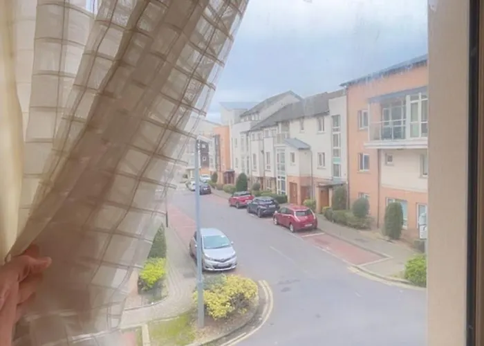 King Bed Just 8 Minutes To Airport