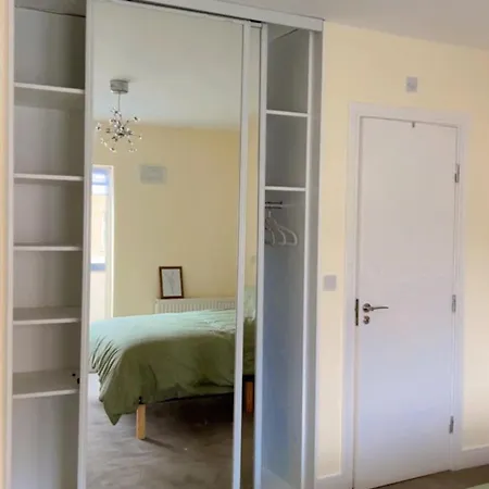 King Bed Just 8 Minutes To Airport دبلن